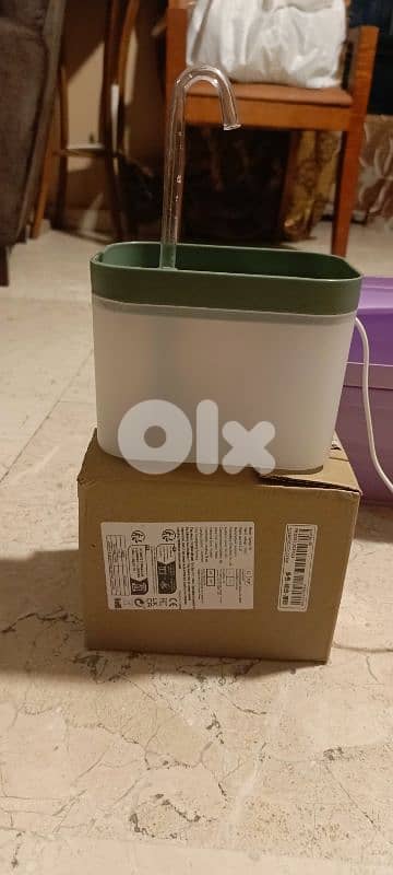 اغراض للقطط . litter box مع رفش تنظيف. علبه للاكل . نافوره المياه جديده 2