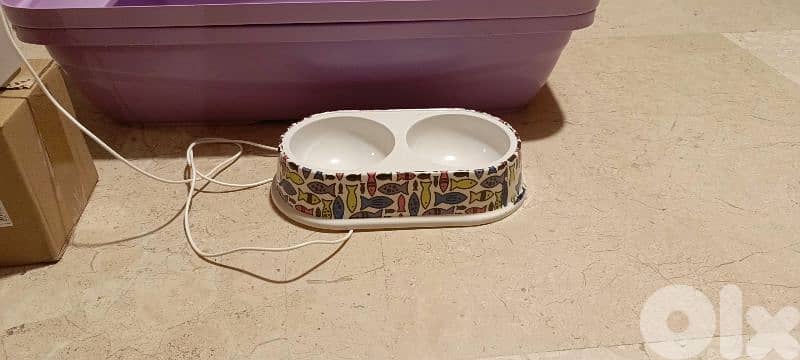 اغراض للقطط . litter box مع رفش تنظيف. علبه للاكل . نافوره المياه جديده 3