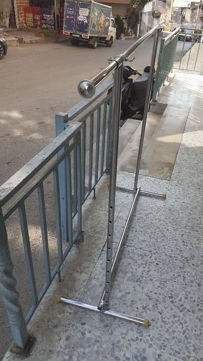 ستاندات وتعاليق للبيع