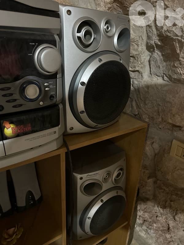 Pioneer 3 disc CD changer FM radio 2000 watts 1