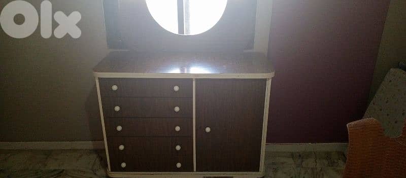 للبيع تخوت ثنين. تواليت مع ثنين كومدينات سعر 50$ 1