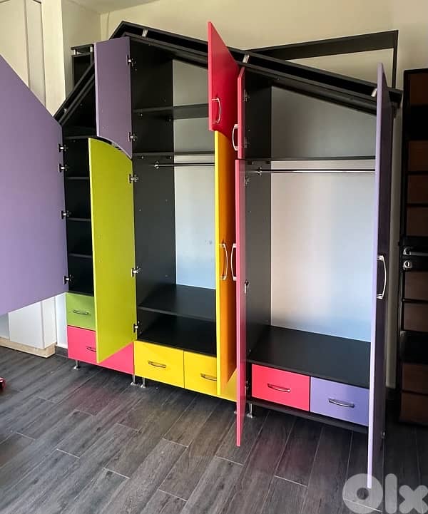 خزانة أطفال مستعملة بحالة ممتازة 1