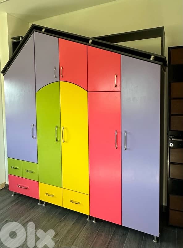 خزانة أطفال مستعملة بحالة ممتازة 2