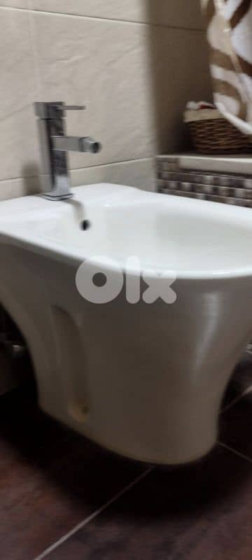 حمام كامل عدد٢ (كرسي مغسلة بيديه) مع الحنفيات والمرايا