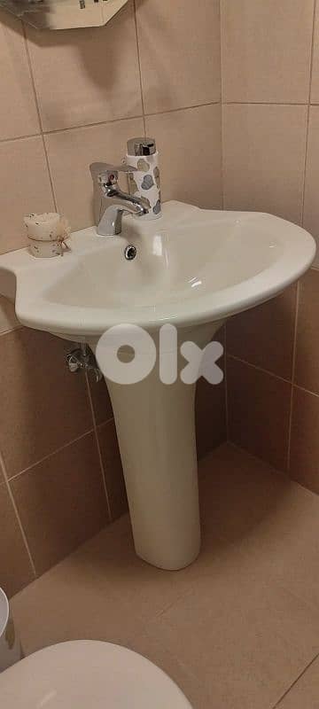 حمام كامل عدد٢ (كرسي مغسلة بيديه) مع الحنفيات والمرايا 5