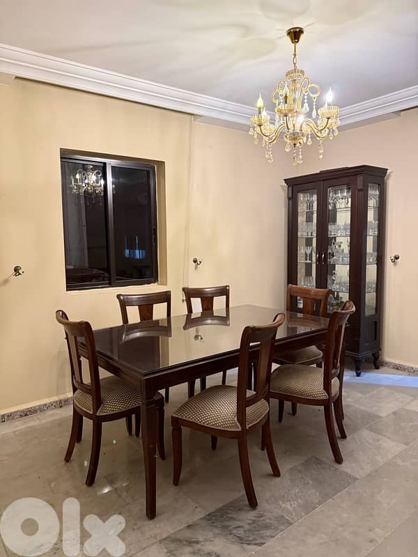 Dining Set + 2 Chandeliers / طقم سفرة مع خزانة عرض وثريّتان 0