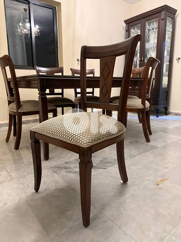 Dining Set + 2 Chandeliers / طقم سفرة مع خزانة عرض وثريّتان 1