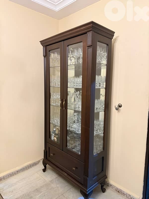 Dining Set + 2 Chandeliers / طقم سفرة مع خزانة عرض وثريّتان 2