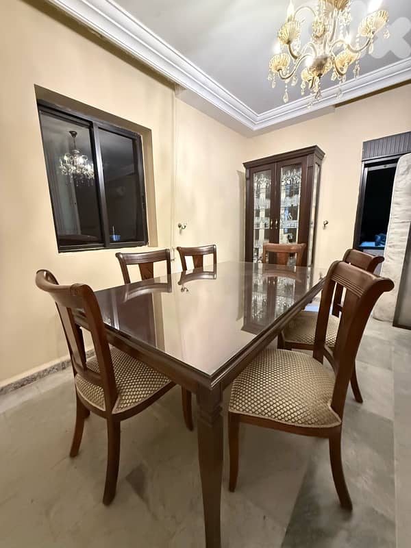 Dining Set + 2 Chandeliers / طقم سفرة مع خزانة عرض وثريّتان 3