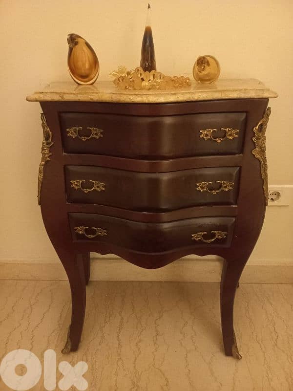 Full Salon in very good condition. 8