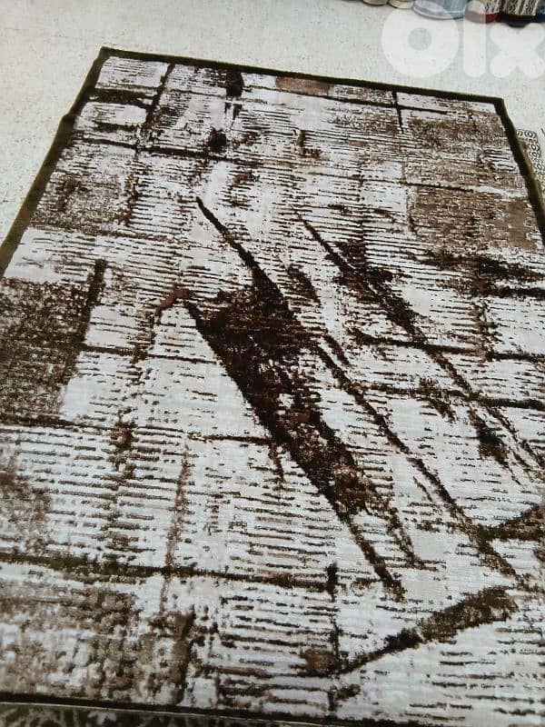 كل سجاده حسب مقاسا يعني كل نقشه موجود منا تلات مقاسات مترين بتلاته 45$ 2