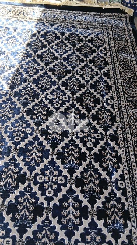 كل سجاده حسب مقاسا يعني كل نقشه موجود منا تلات مقاسات مترين بتلاته 45$ 5