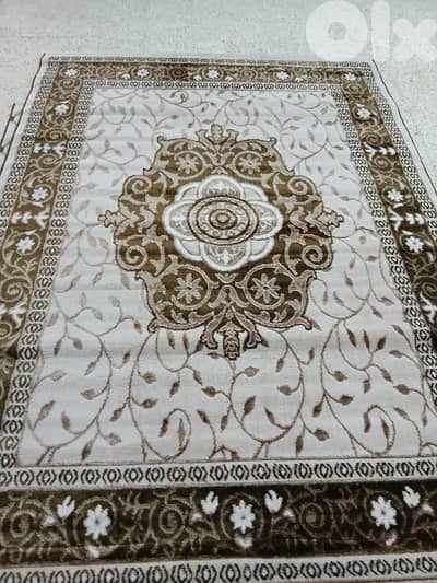 كل سجاده حسب مقاسا يعني كل نقشه موجود منا تلات مقاسات مترين بتلاته 45$