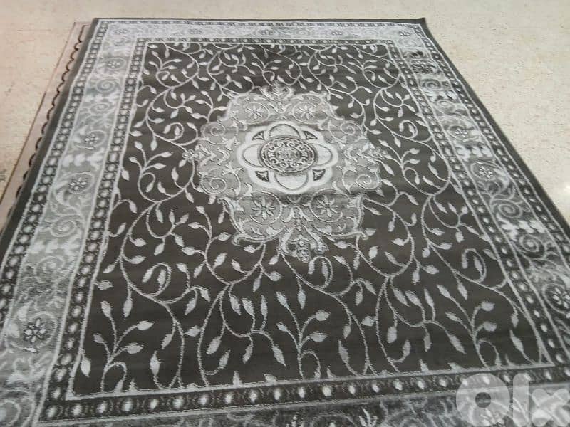 كل سجاده حسب مقاسا يعني كل نقشه موجود منا تلات مقاسات مترين بتلاته 1