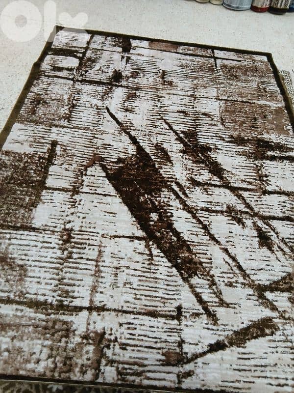 كل سجاده حسب مقاسا يعني كل نقشه موجود منا تلات مقاسات مترين بتلاته 5