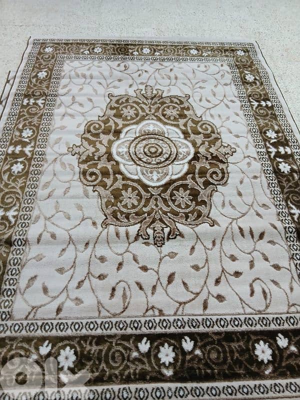 كل سجاده حسب مقاسا يعني كل نقشه موجود منا تلات مقاسات مترين بتلاته 1