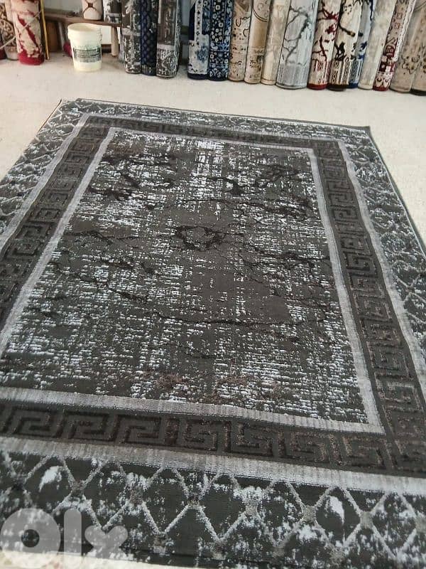 كل سجاده حسب مقاسا يعني كل نقشه موجود منا تلات مقاسات مترين بتلاته 4