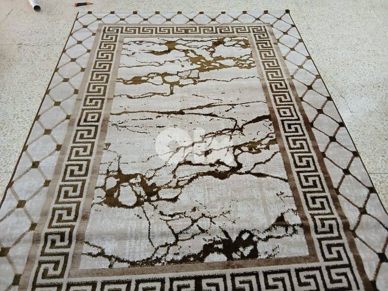 كل سجاده حسب مقاسا يعني كل نقشه موجود منا تلات مقاسات مترين بتلاته 8