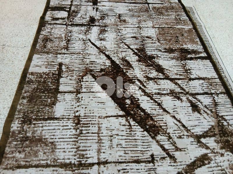 كل سجاده حسب مقاسا يعني كل نقشه موجود منا تلات مقاسات مترين بتلاته 45$ 5