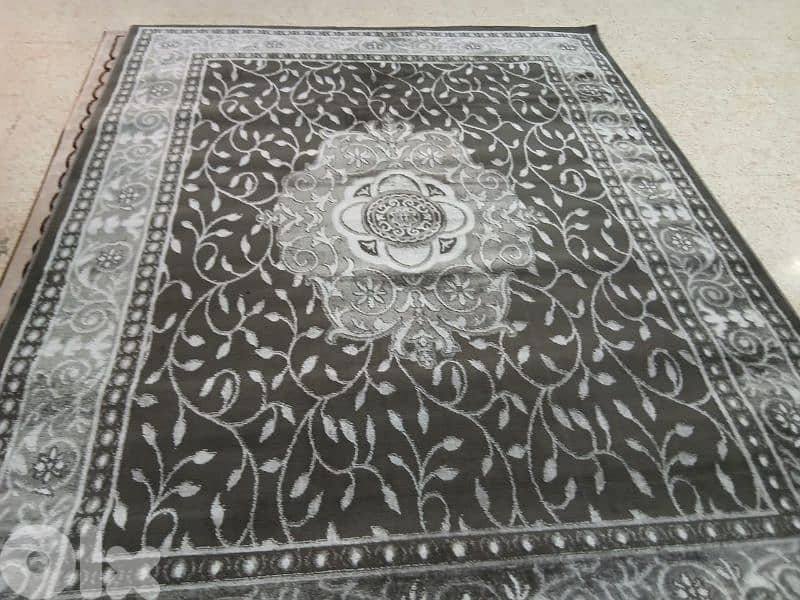 كل سجاده حسب مقاسا يعني كل نقشه موجود منا تلات مقاسات مترين بتلاته 45$ 7