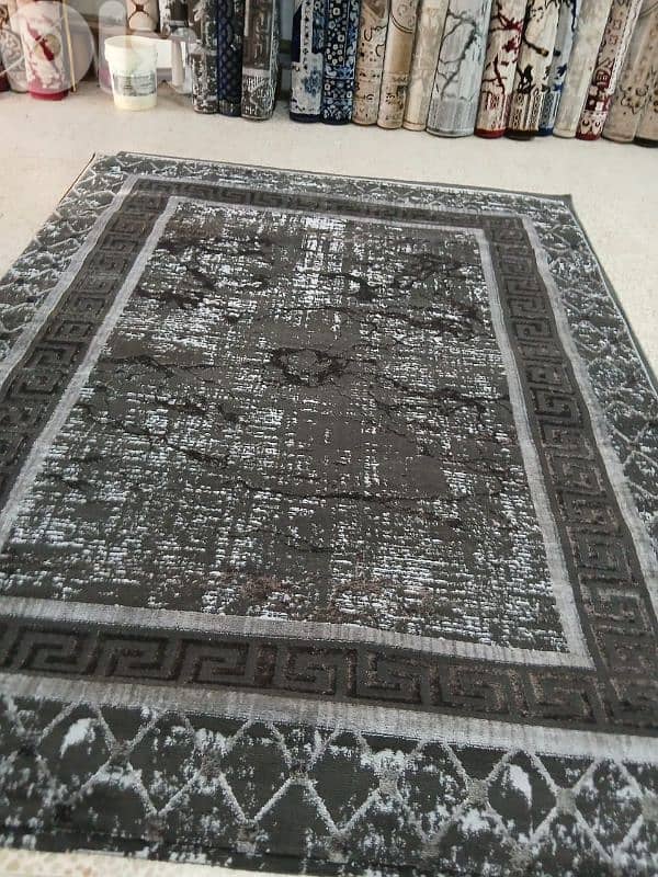 كل سجاده حسب مقاسا يعني كل نقشه موجود منا تلات مقاسات مترين بتلاته 4