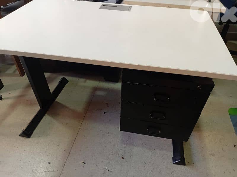 مكتب إيطالي جاورير المنيوم 0