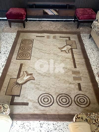 سجادة بني وبيج