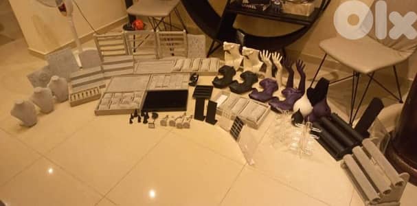 أغراض محل اكسسوارات كاملة للبيع