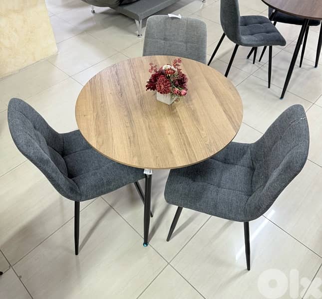 طاولة مع ٤ كراسي - Table with 4 chairs 0