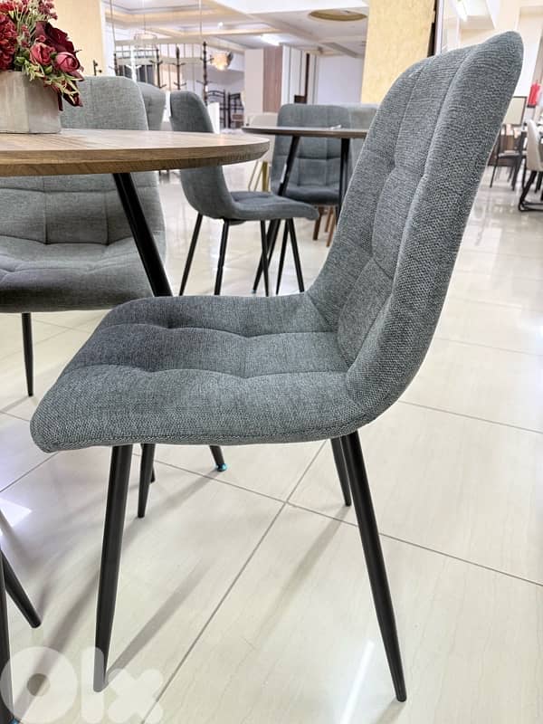 طاولة مع ٤ كراسي - Table with 4 chairs 1