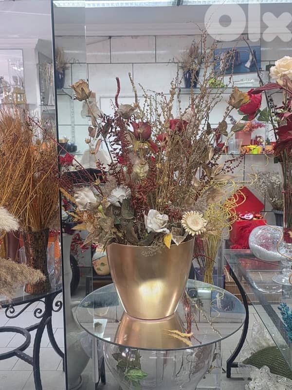 plants, vases , tables…. . ( negotiable prices, asaar jemle) 0