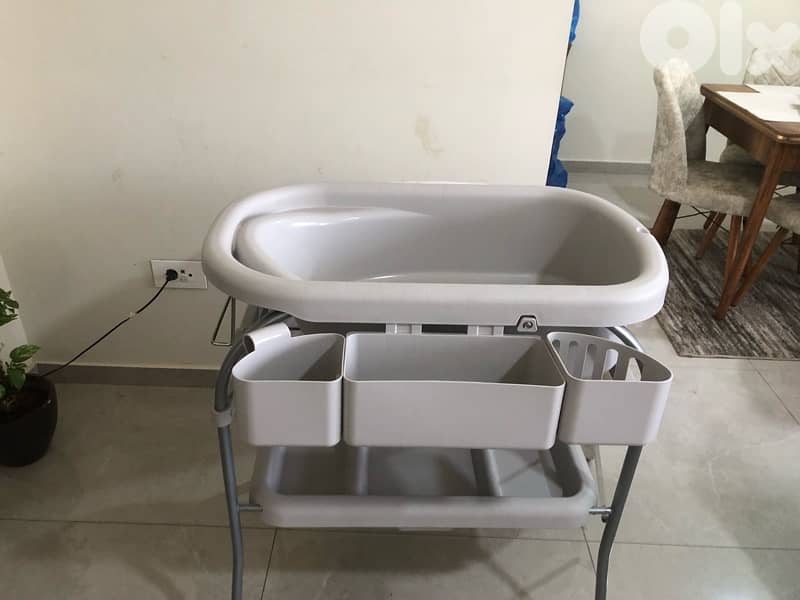 Bath Tub and changing table - بانيو و طاولة لإلباس الطفل 0