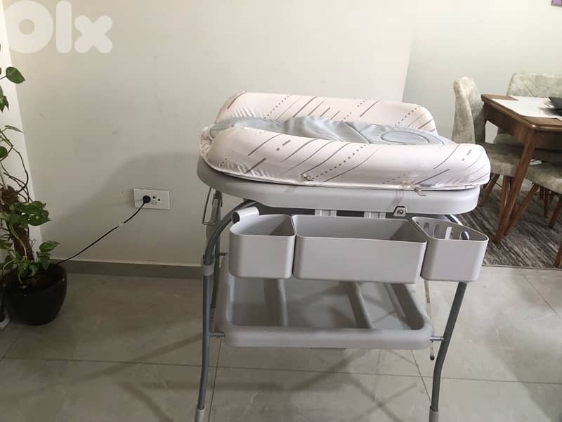 Bath Tub and changing table - بانيو و طاولة لإلباس الطفل 1