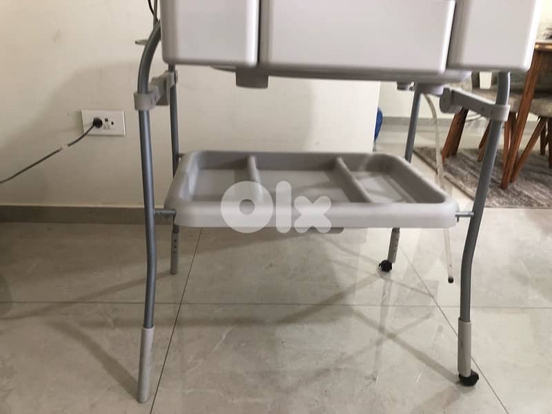 Bath Tub and changing table - بانيو و طاولة لإلباس الطفل 2
