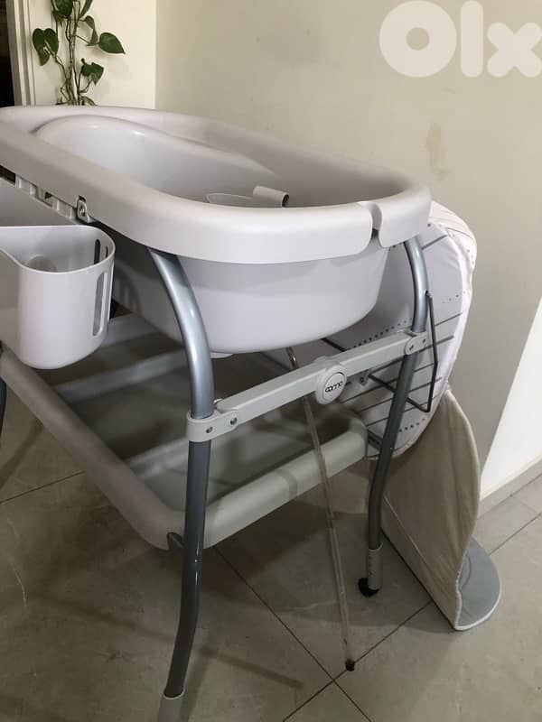 Bath Tub and changing table - بانيو و طاولة لإلباس الطفل 3