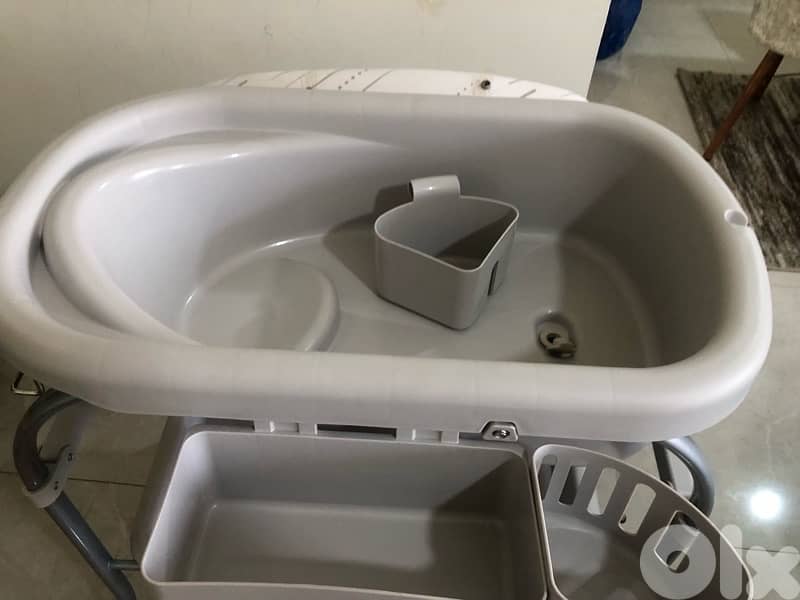 Bath Tub and changing table - بانيو و طاولة لإلباس الطفل 4