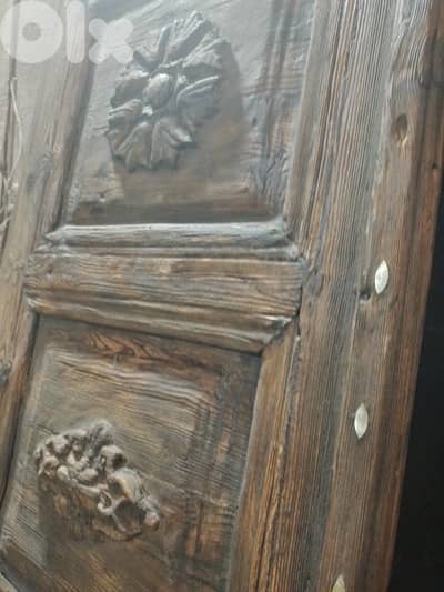 باب أثري عمره من فوق ال100 سنة