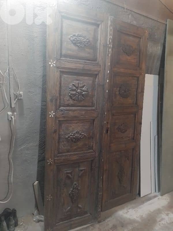 باب أثري عمره من فوق ال100 سنة 1