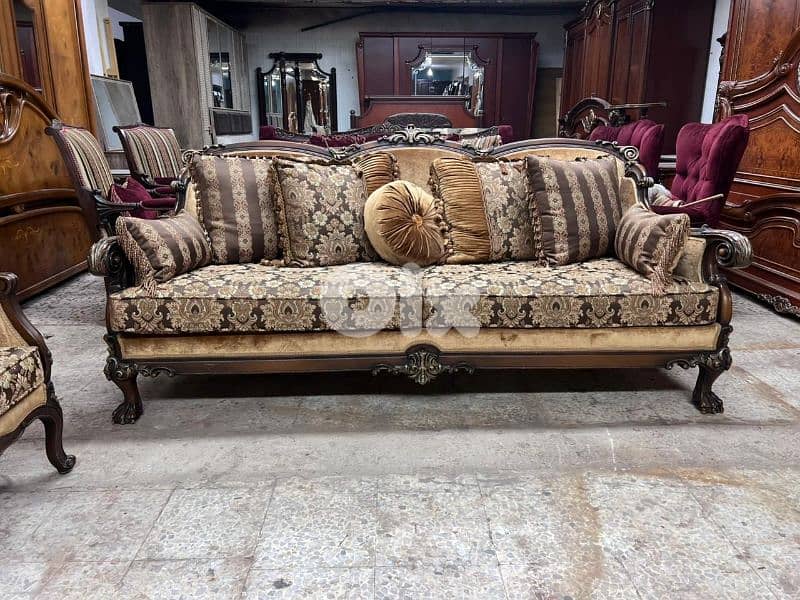 طقم كنبايات حفر خشب زان ملكي خمس قطع وطاولة 2