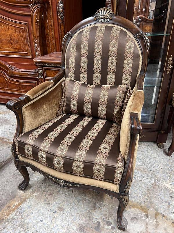 طقم كنبايات حفر خشب زان ملكي خمس قطع وطاولة 3