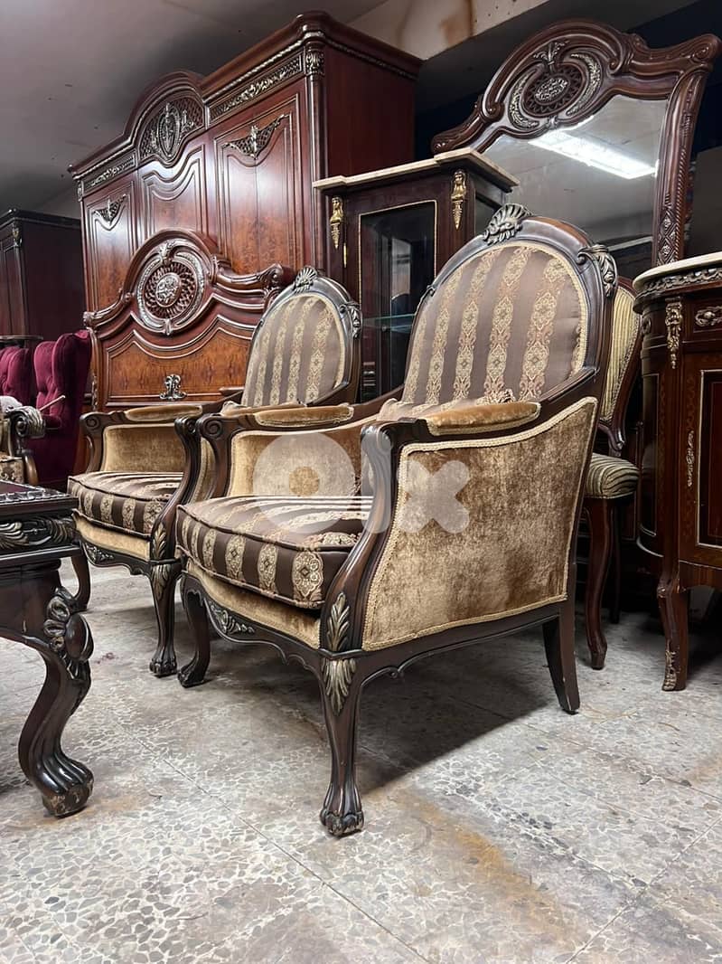 طقم كنبايات حفر خشب زان ملكي خمس قطع وطاولة 4