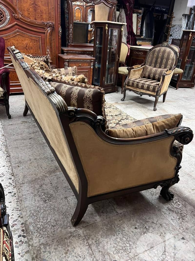 طقم كنبايات حفر خشب زان ملكي خمس قطع وطاولة 6