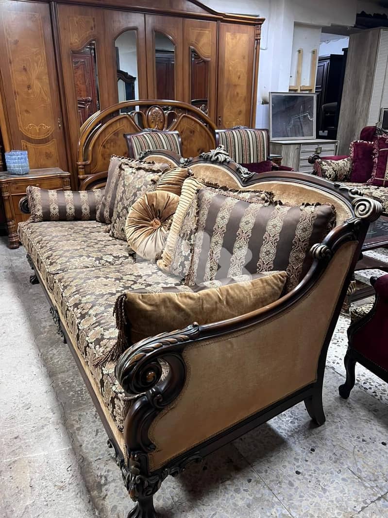 طقم كنبايات حفر خشب زان ملكي خمس قطع وطاولة 7