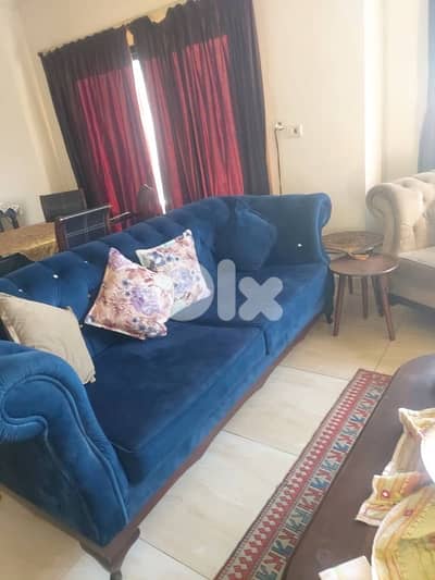 صالون مع طاولة – حالة ممتازة وخشب قوي