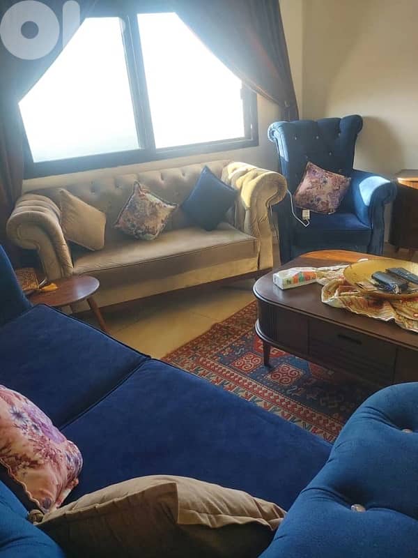 صالون مع طاولة – حالة ممتازة وخشب قوي 1