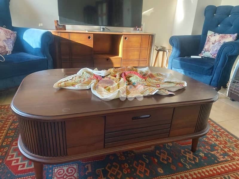 صالون مع طاولة – حالة ممتازة وخشب قوي 2