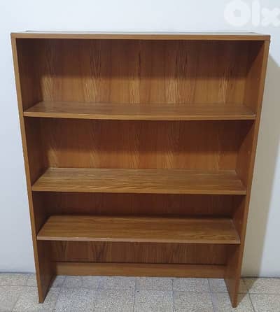 درف  أحذية كبير  مستعمل نضيف  (عدد ١ ) طول ١٣٠ عرض ١٠٠  غمق  ٢٧  بيروت