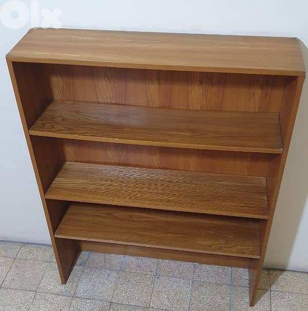 درف  أحذية كبير  مستعمل نضيف  (عدد ١ ) طول ١٣٠ عرض ١٠٠  غمق  ٢٧  بيروت 1