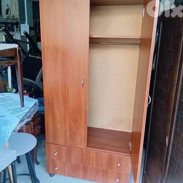 خزانة شبه جديد 1