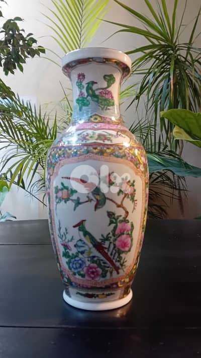 Stunning Hand-Painted Chinese Porcelain Famille Rose Vase